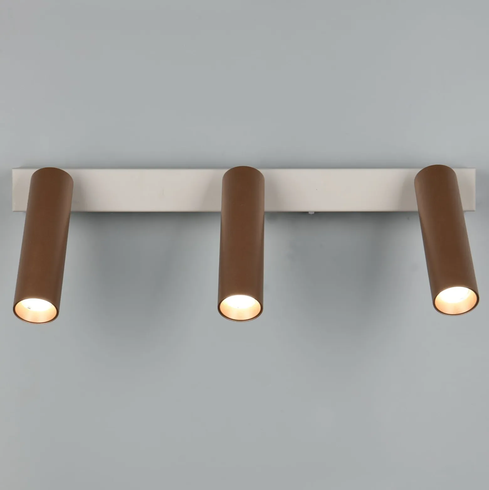 LED-Deckenstrahler Ambala. Länge 44 cm, grau/braun, 3-flg.