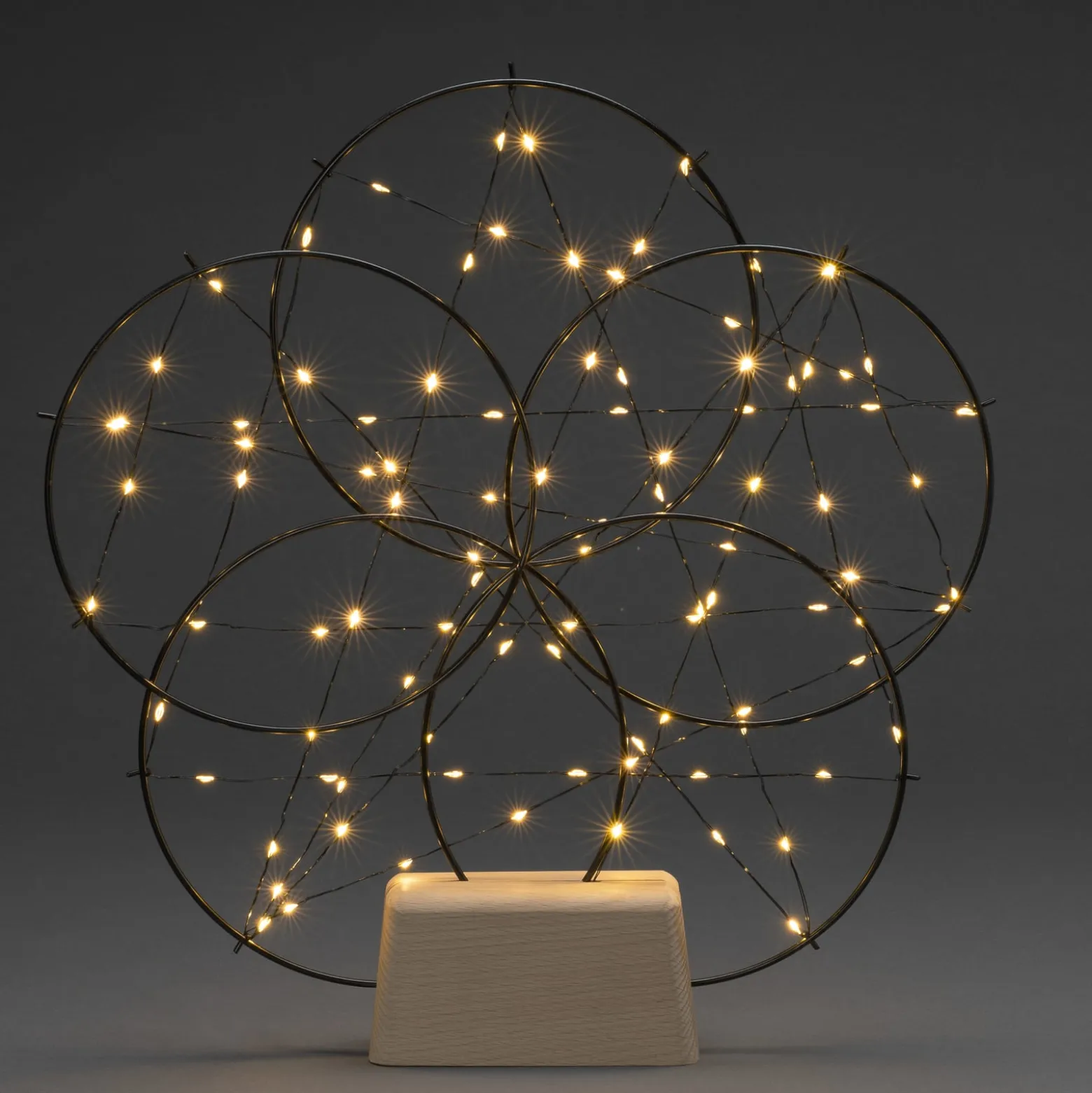 LED-Dekoleuchte 5 kleine Ringe, mit Holzfuß