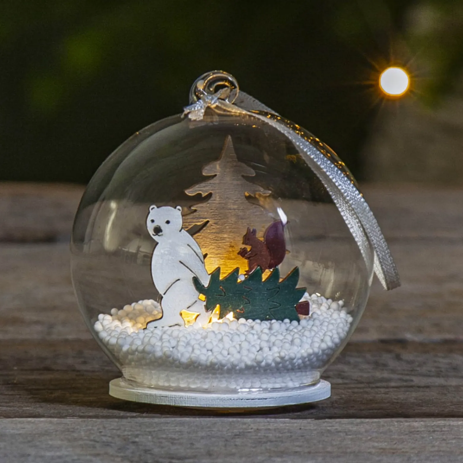 LED-Glaskugel Forest Friends Eisbär mit Baum