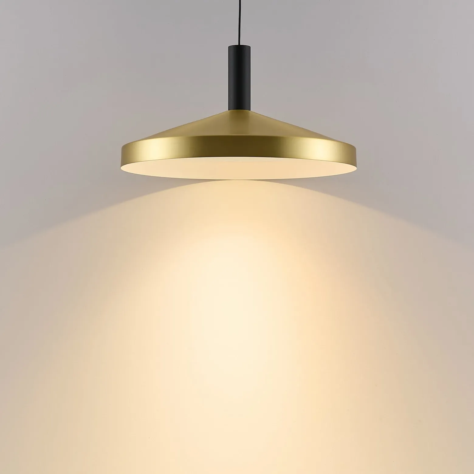 LED-Hängeleuchte LORA III, messing, Ø 36 cm, dimmbar 40° CCT