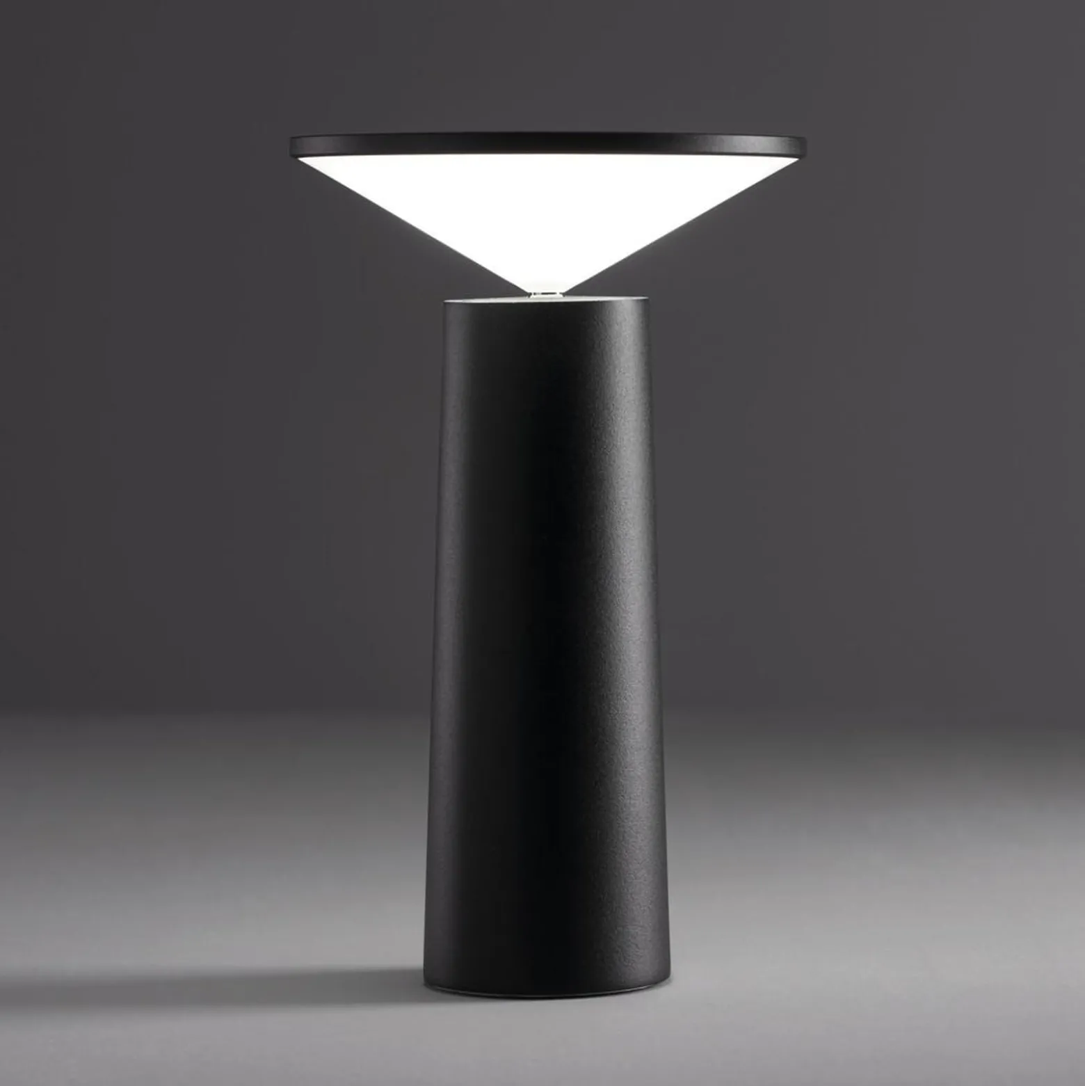 LEDS-C4 LED-Akku-Tischleuchte Cocktail, schwarz Höhe 21,5 cm