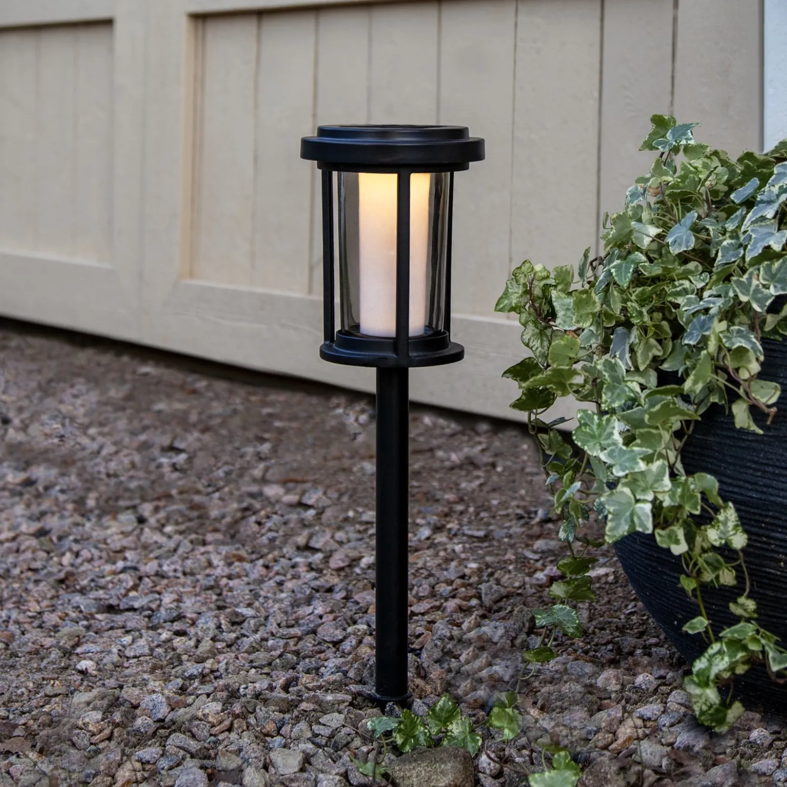 LED-Solar-Erdspießleuchte Alippa, schwarz, Höhe 44 cm Metall