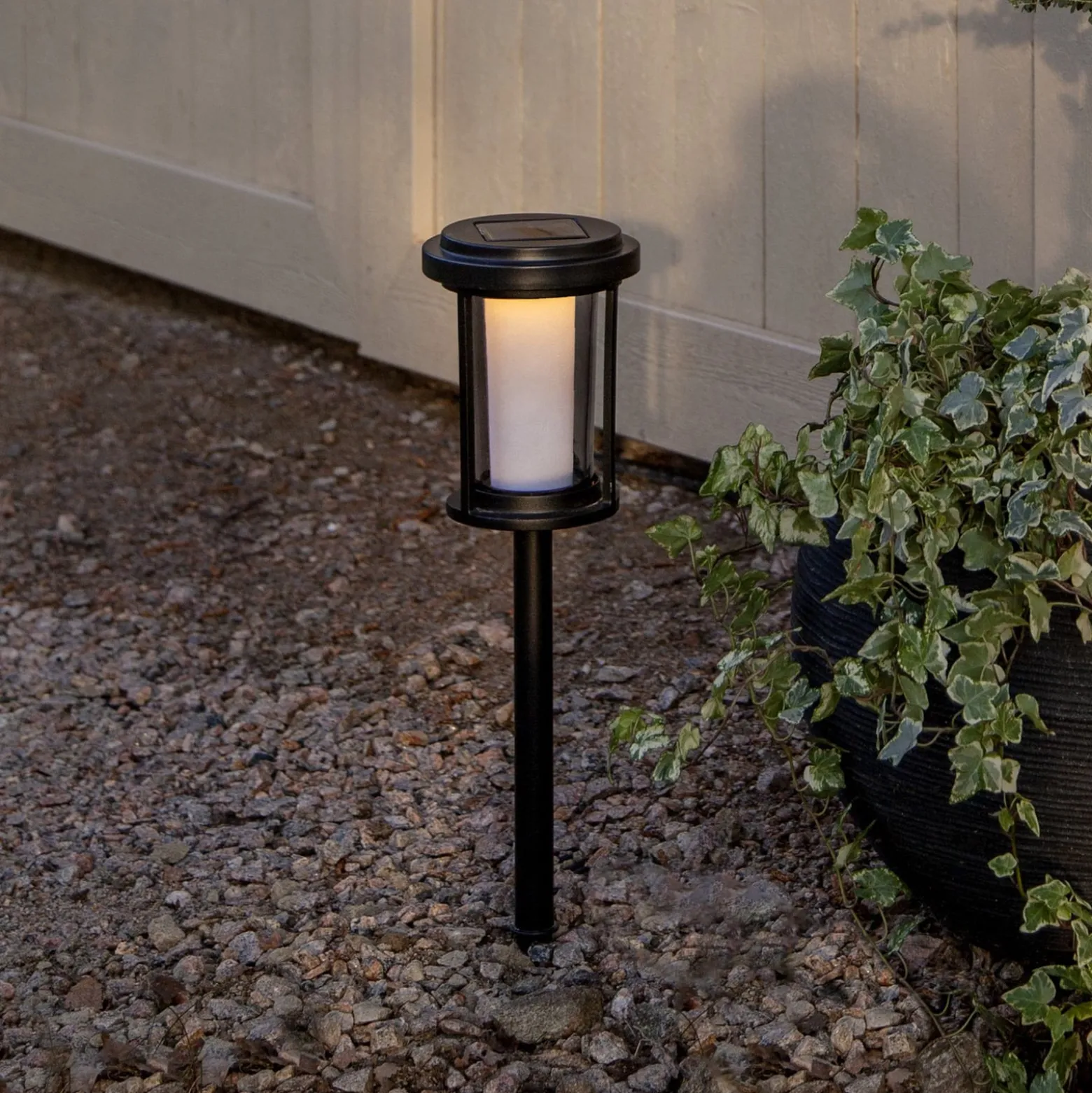 LED-Solar-Erdspießleuchte Alippa, schwarz, Höhe 44 cm Metall