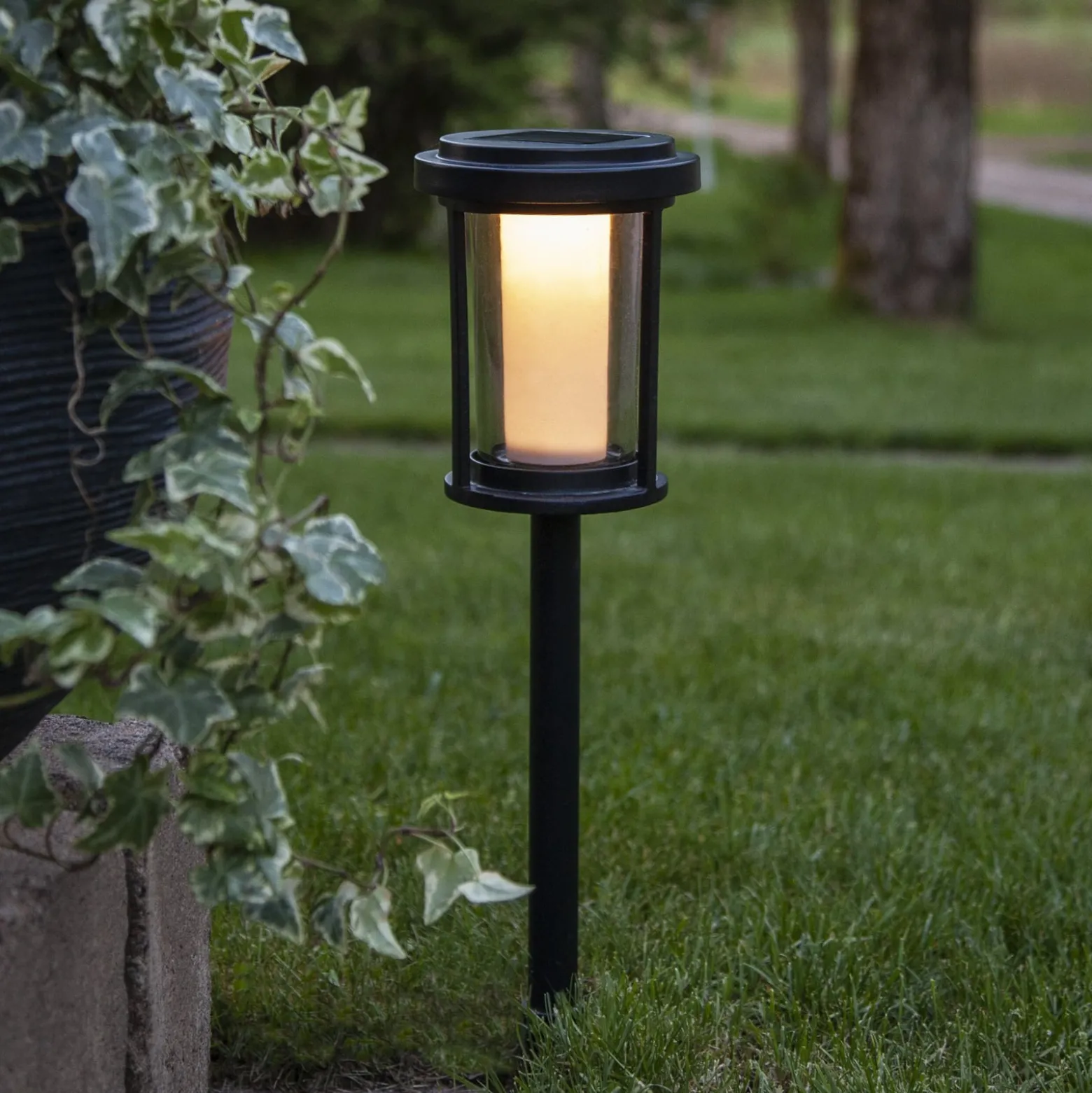 LED-Solar-Erdspießleuchte Alippa, schwarz, Höhe 44 cm Metall