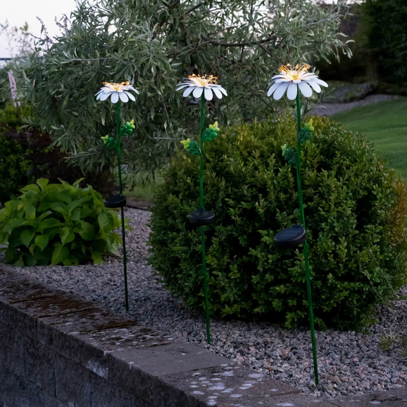 LED-Solarleuchte Daisy in Gänseblümchenform