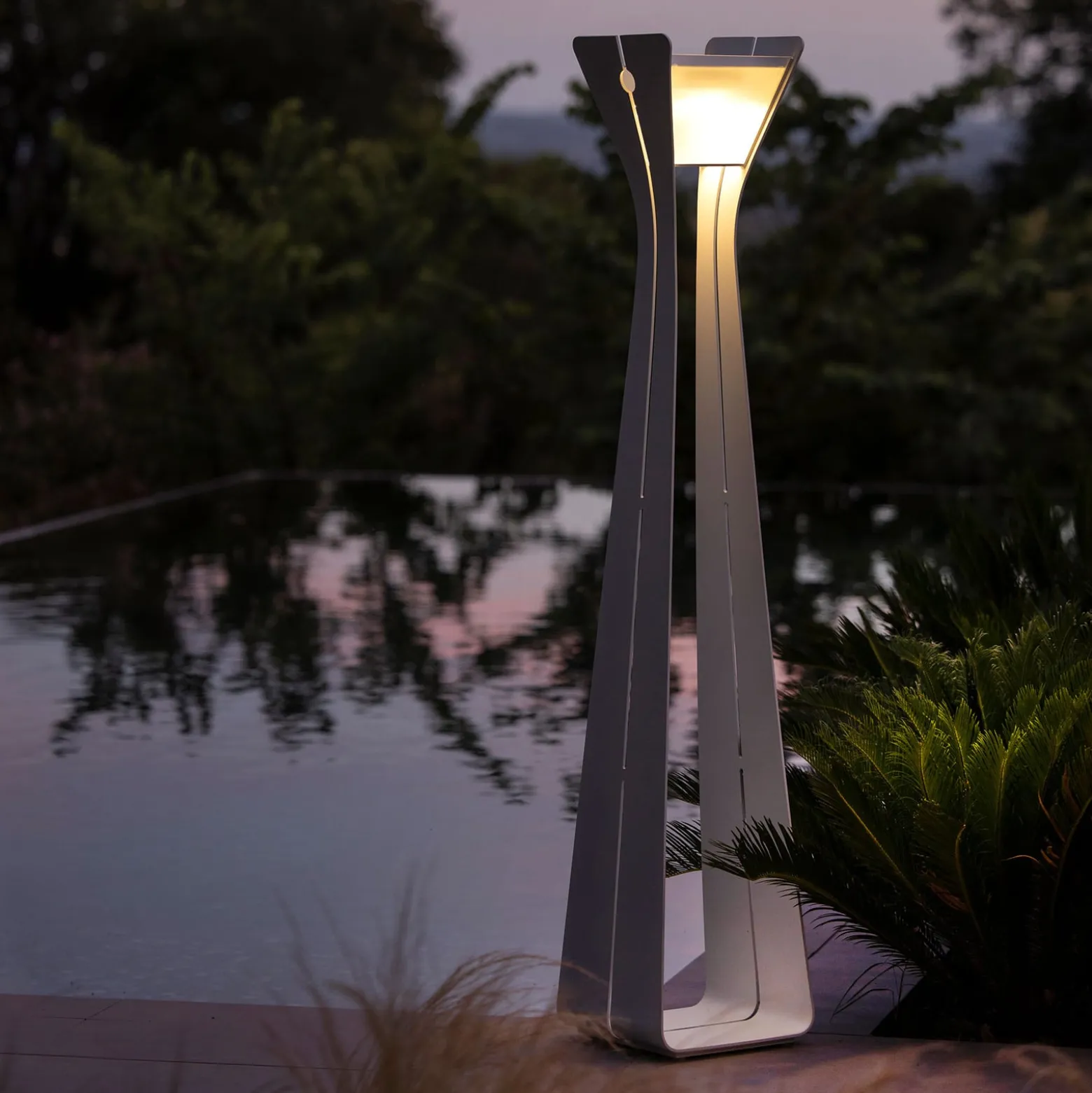 LED-Solarleuchte Osmoz aus Aluminium, 175 cm, weiß