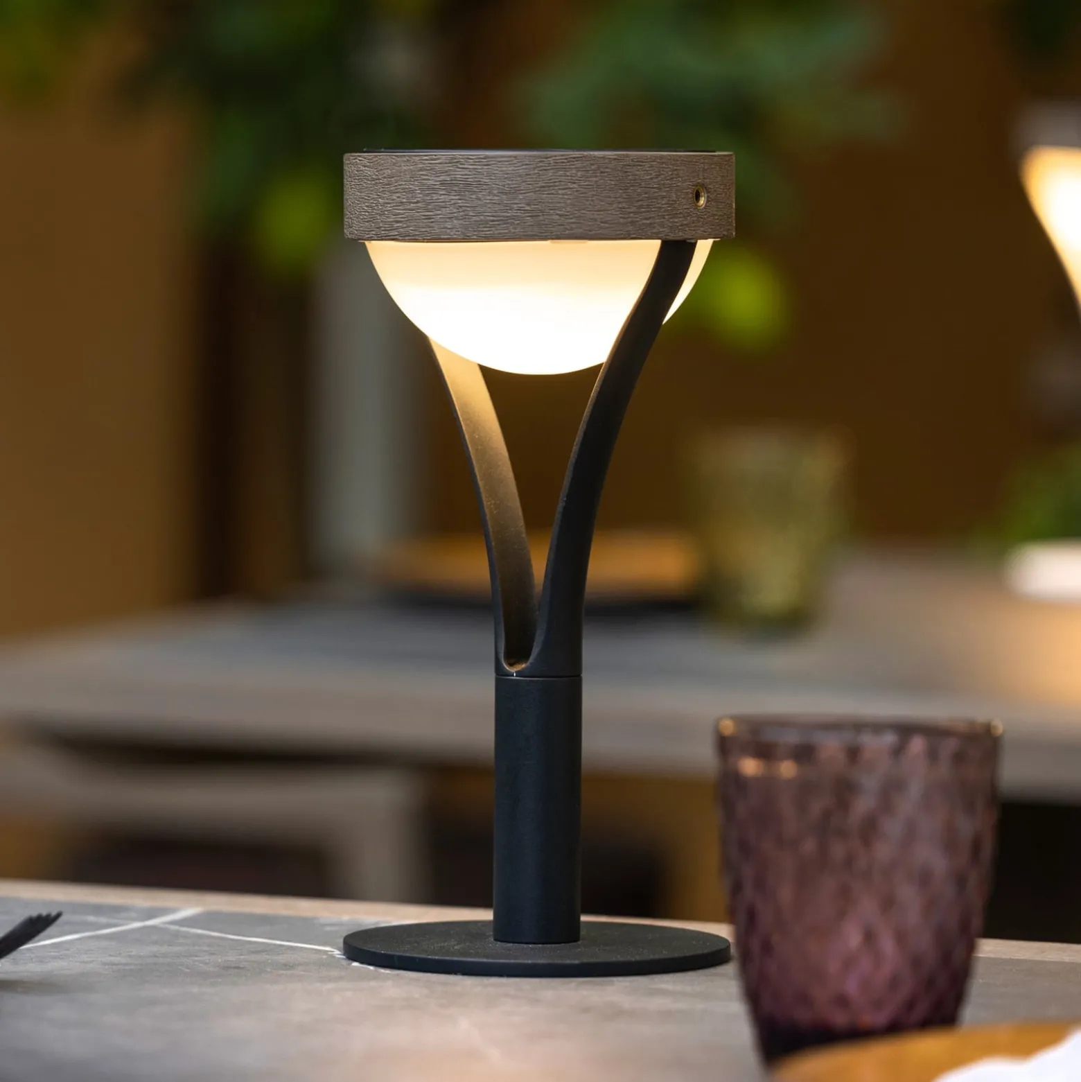 LED-Solartischleuchte Tyble, schwarz / teak, 2.700 K, 200 lm
