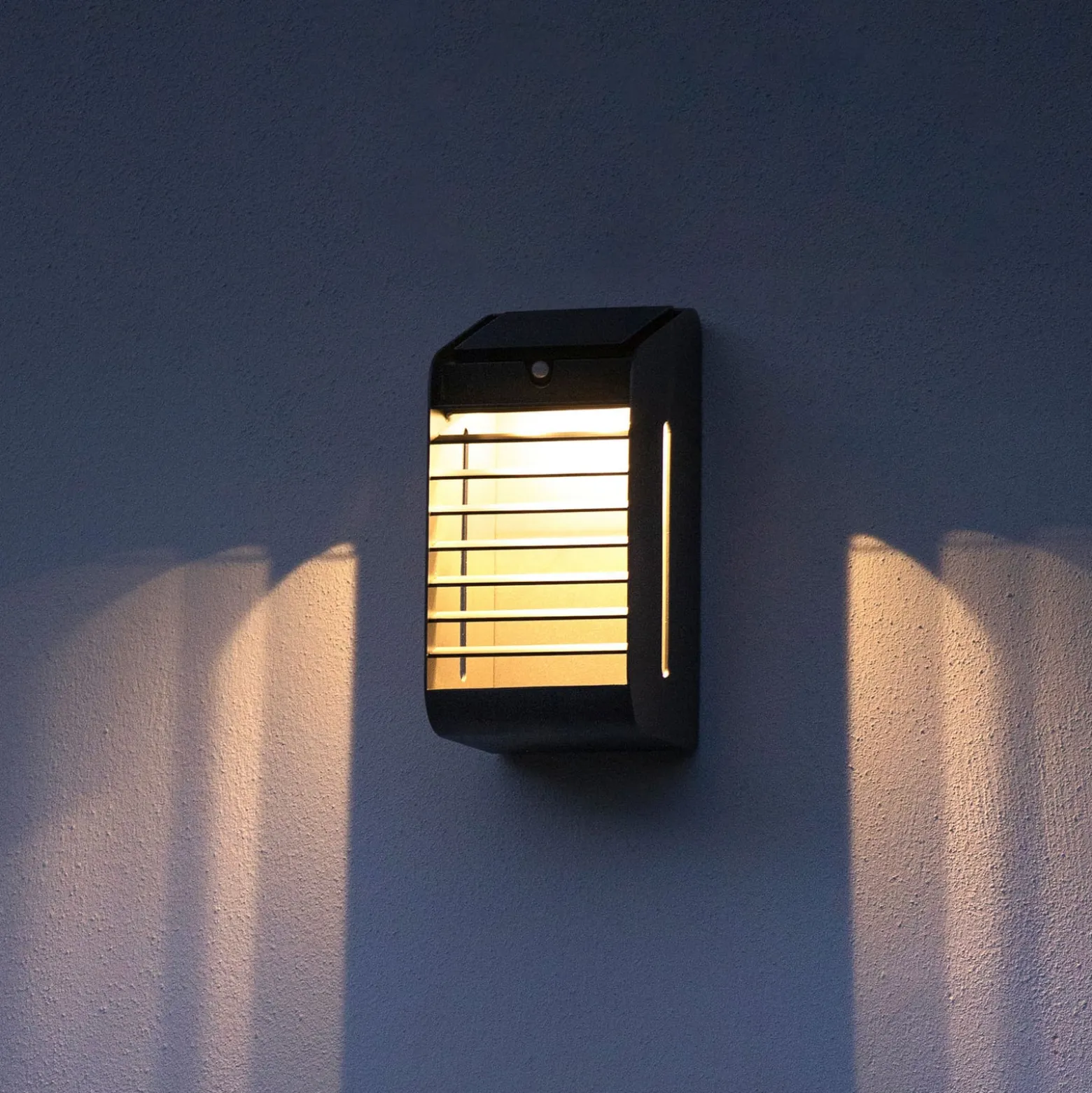 LED-Solarwandleuchte Corner mit Sensor, grau