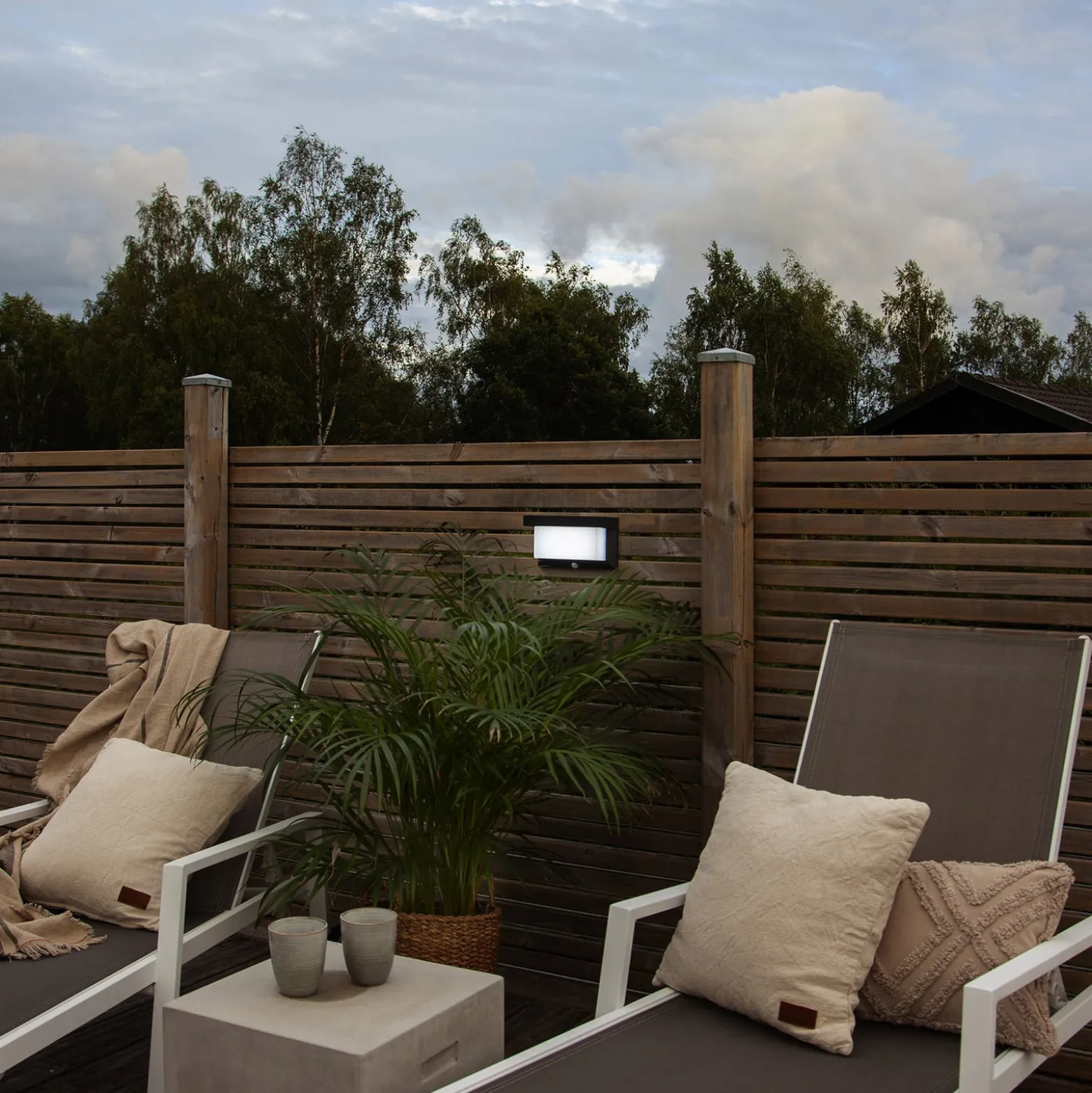 LED-Solarwandleuchte Valla mit Bewegungssensor