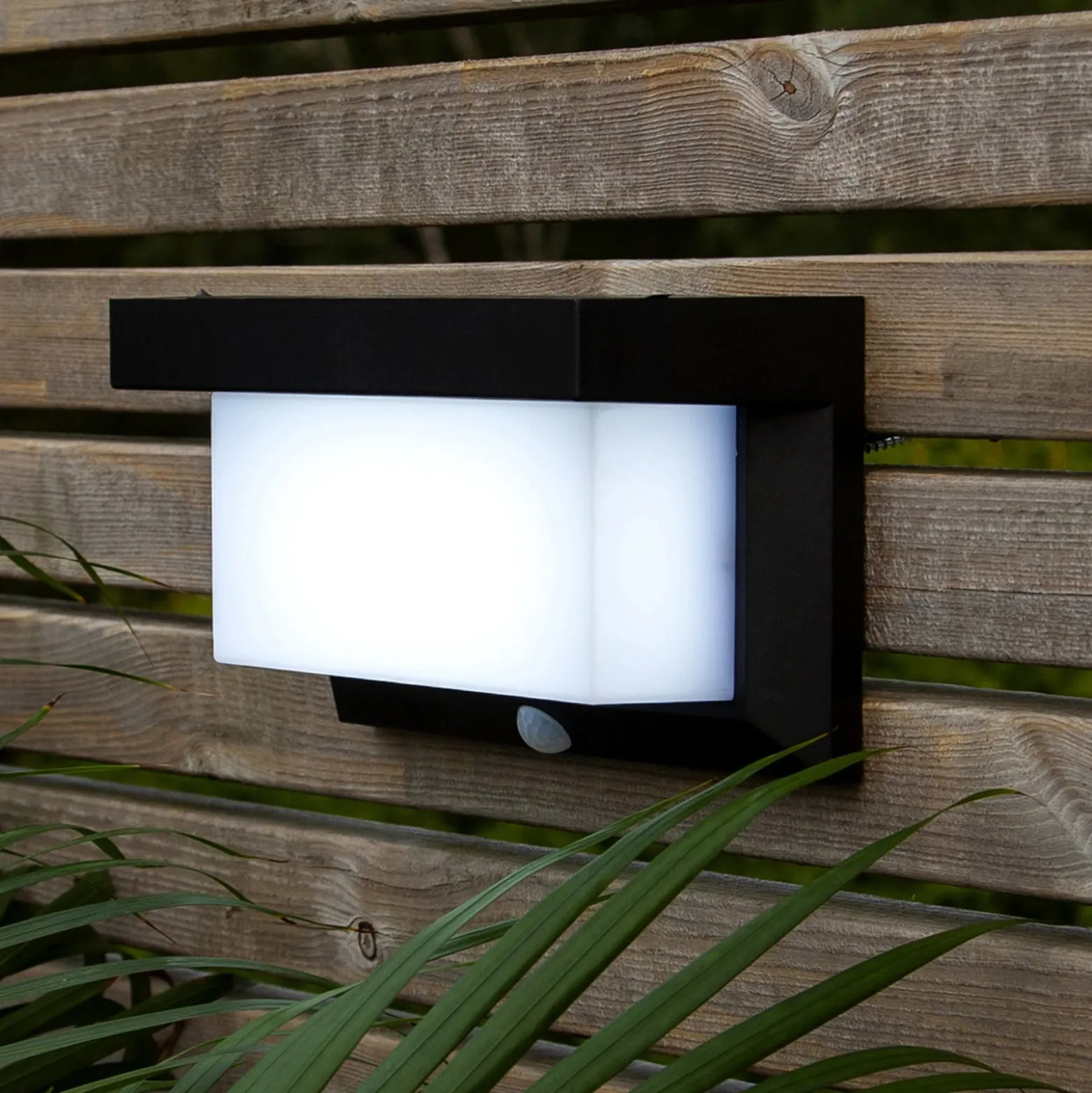 LED-Solarwandleuchte Valla mit Bewegungssensor