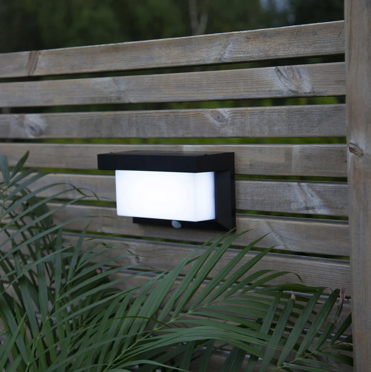 LED-Solarwandleuchte Valla mit Bewegungssensor