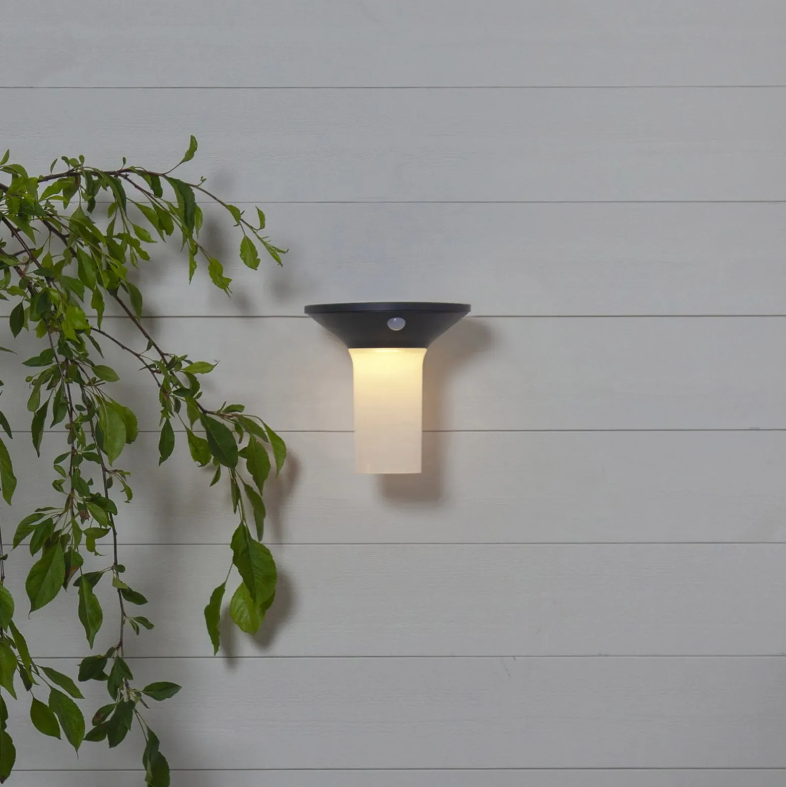 LED-Solarwandleuchte Valta mit Bewegungssensor