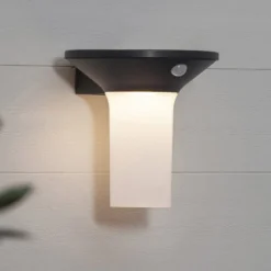 LED-Solarwandleuchte Valta mit Bewegungssensor