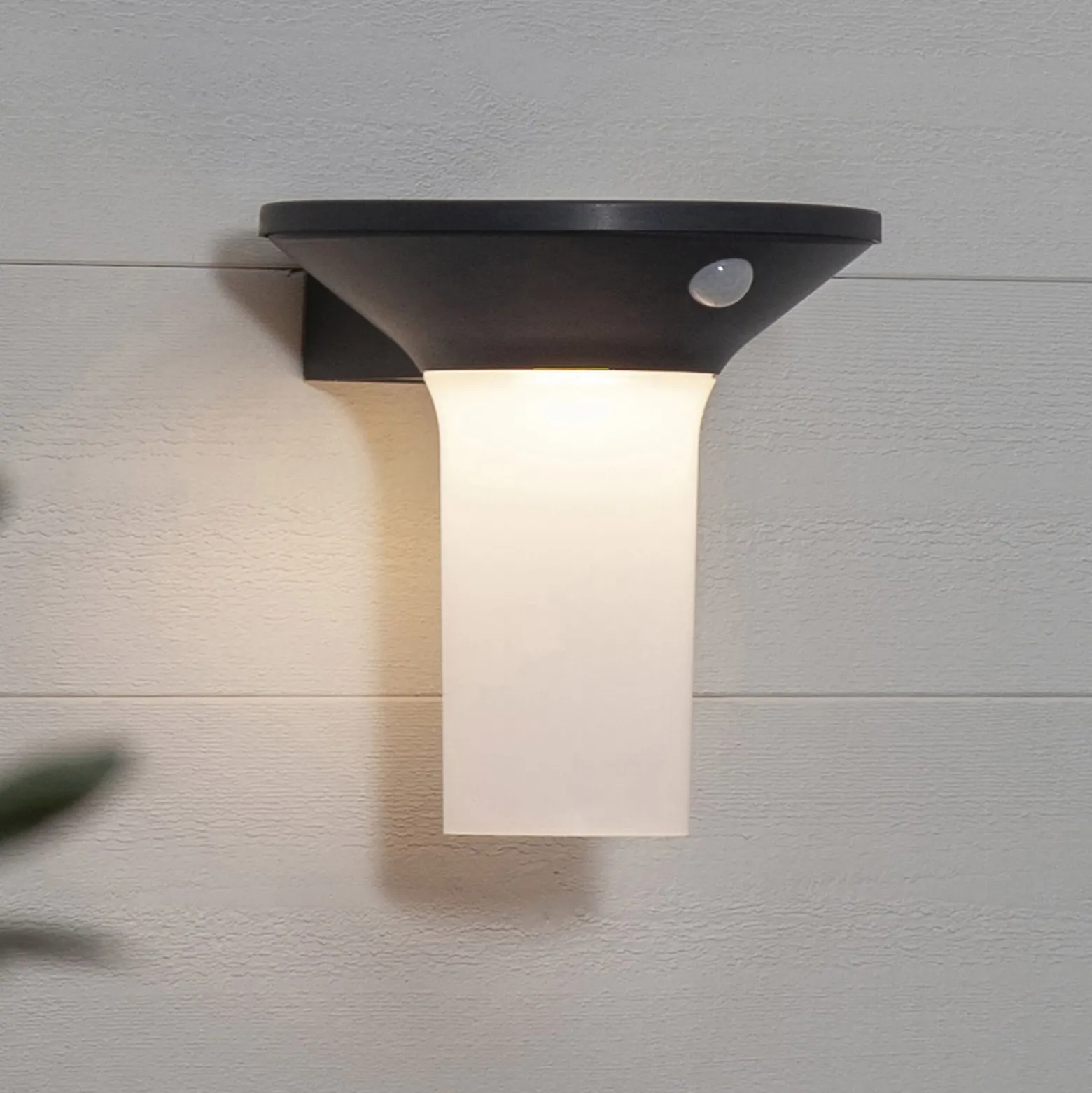 LED-Solarwandleuchte Valta mit Bewegungssensor