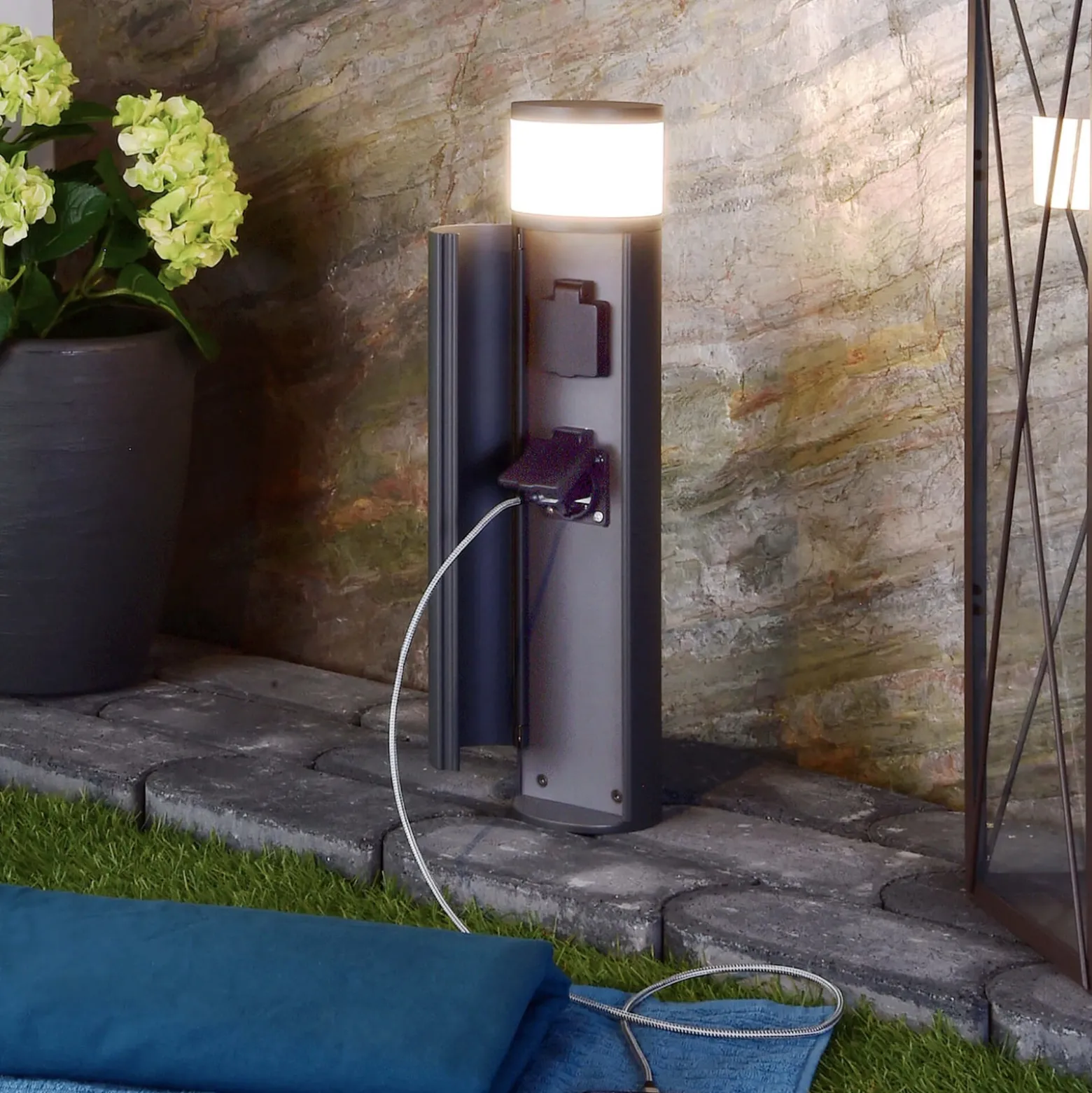 LED-Steckdosensäule mit zwei Steckdosen, IP44