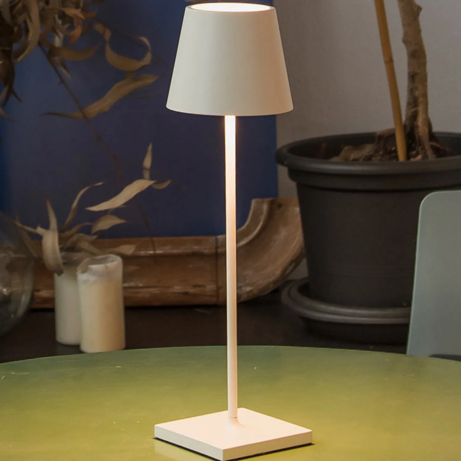 LED-Tischlampe Toc mit USB-Charger, IP54, weiß