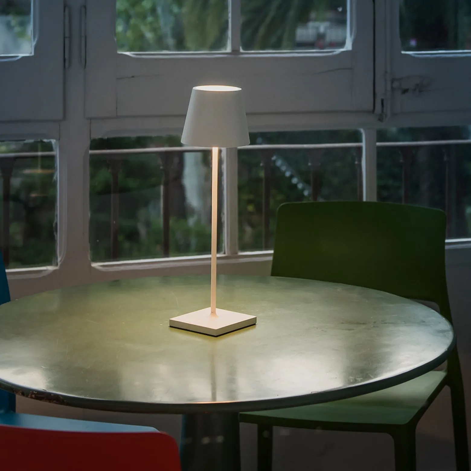 LED-Tischlampe Toc mit USB-Charger, IP54, weiß