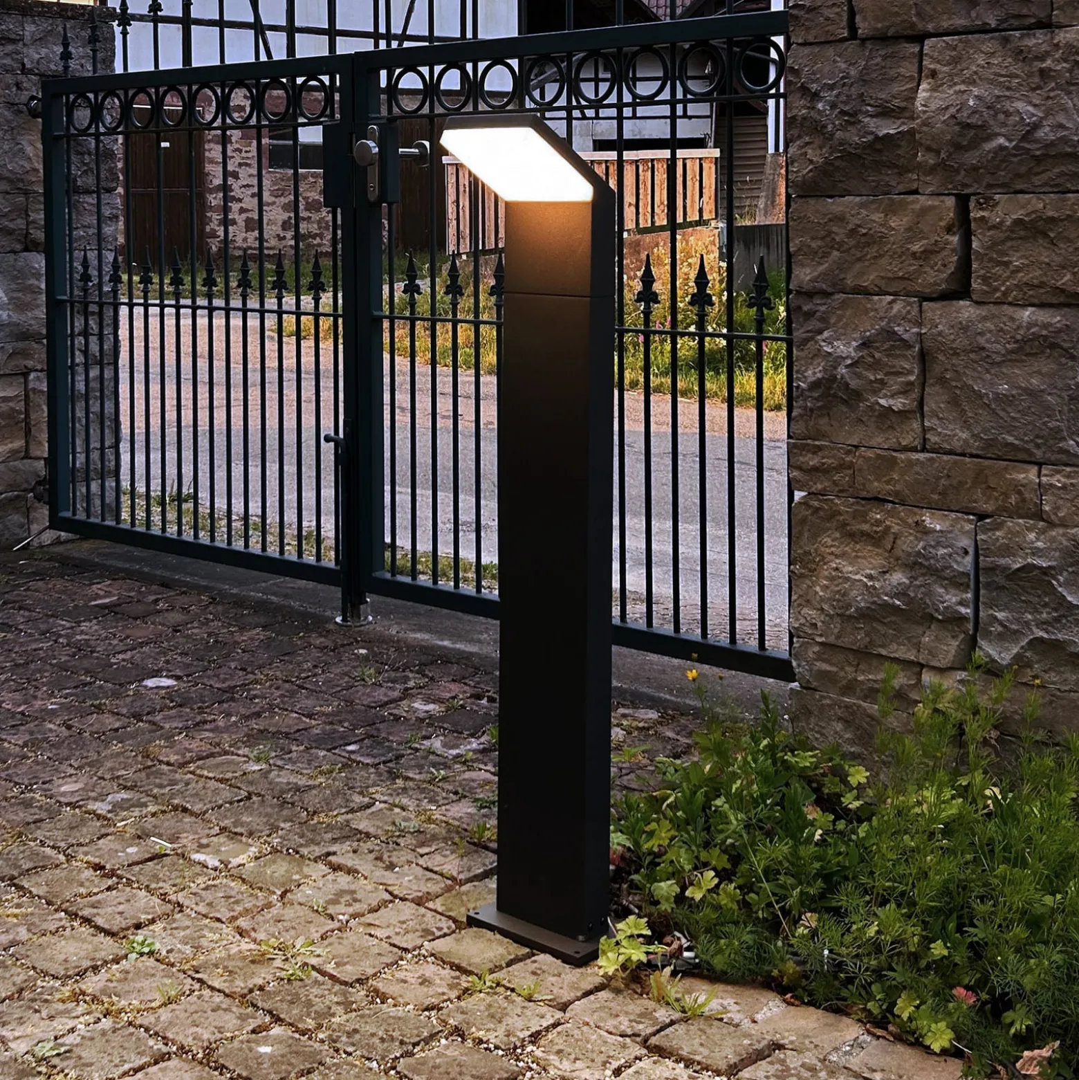 LED-Wegeleuchte Tucanae, grau, Höhe 100 cm, IP65, Metall