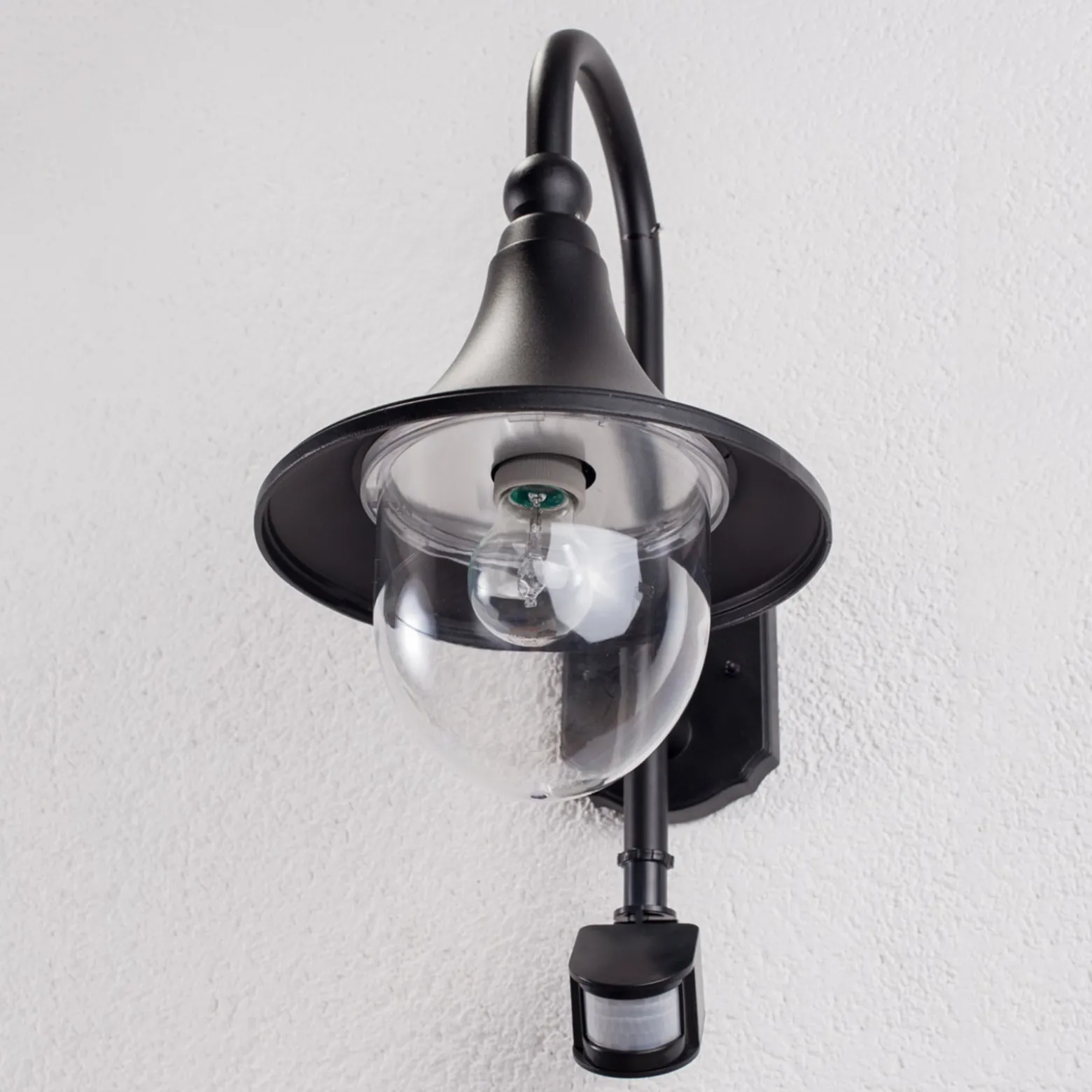 Lindby Außenwandleuchte Daphne, schwarz, Sensor, Metall, E27