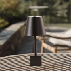 Lindby LED-Akkutischleuchte Janea CUBE, schwarz, Metall