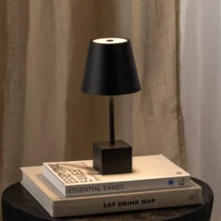 Lindby LED-Akkutischleuchte Janea CUBE, schwarz, Metall