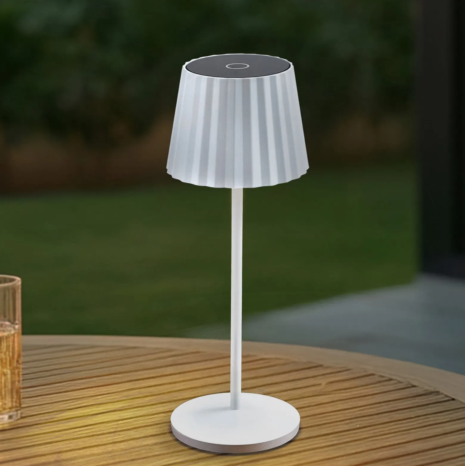 Lindby LED-Akku-Tischleuchte Esali, weiß, Rillen, 29cm