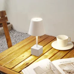 Lindby LED-Akkutischleuchte Janea CUBE, weiß, Metall