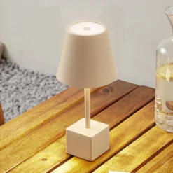 Lindby LED-Akkutischleuchte Janea CUBE, beige, Metall