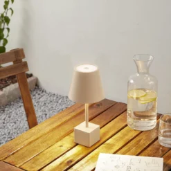 Lindby LED-Akkutischleuchte Janea CUBE, beige, Metall