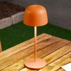 Lindby LED-Akku-Tischleuchte Arietty, orange, dimmbar, IP65