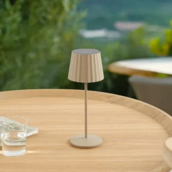 Lindby LED-Akku-Tischleuchte Esali, beige, Metall, IP65