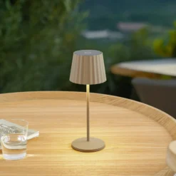 Lindby LED-Akku-Tischleuchte Esali, beige, Metall, IP65