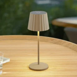 Lindby LED-Akku-Tischleuchte Esali, beige, Metall, IP65
