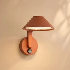 Lindby LED-Außenwandlampe Capelo, tonfarben, Ø 20 cm, Sensor
