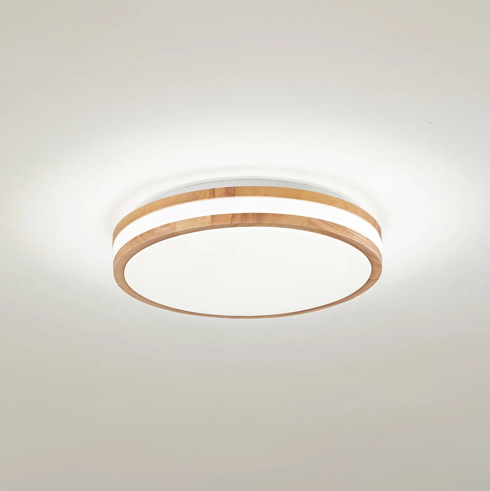 Lindby LED-Deckenlampe Emiva, Ø 40 cm, Holz hell, CCT