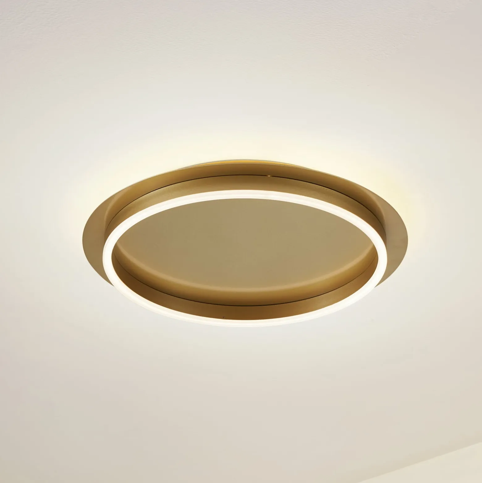 Lindby LED-Deckenleuchte Kunis, gold, Kunststoff, Ø 46cm