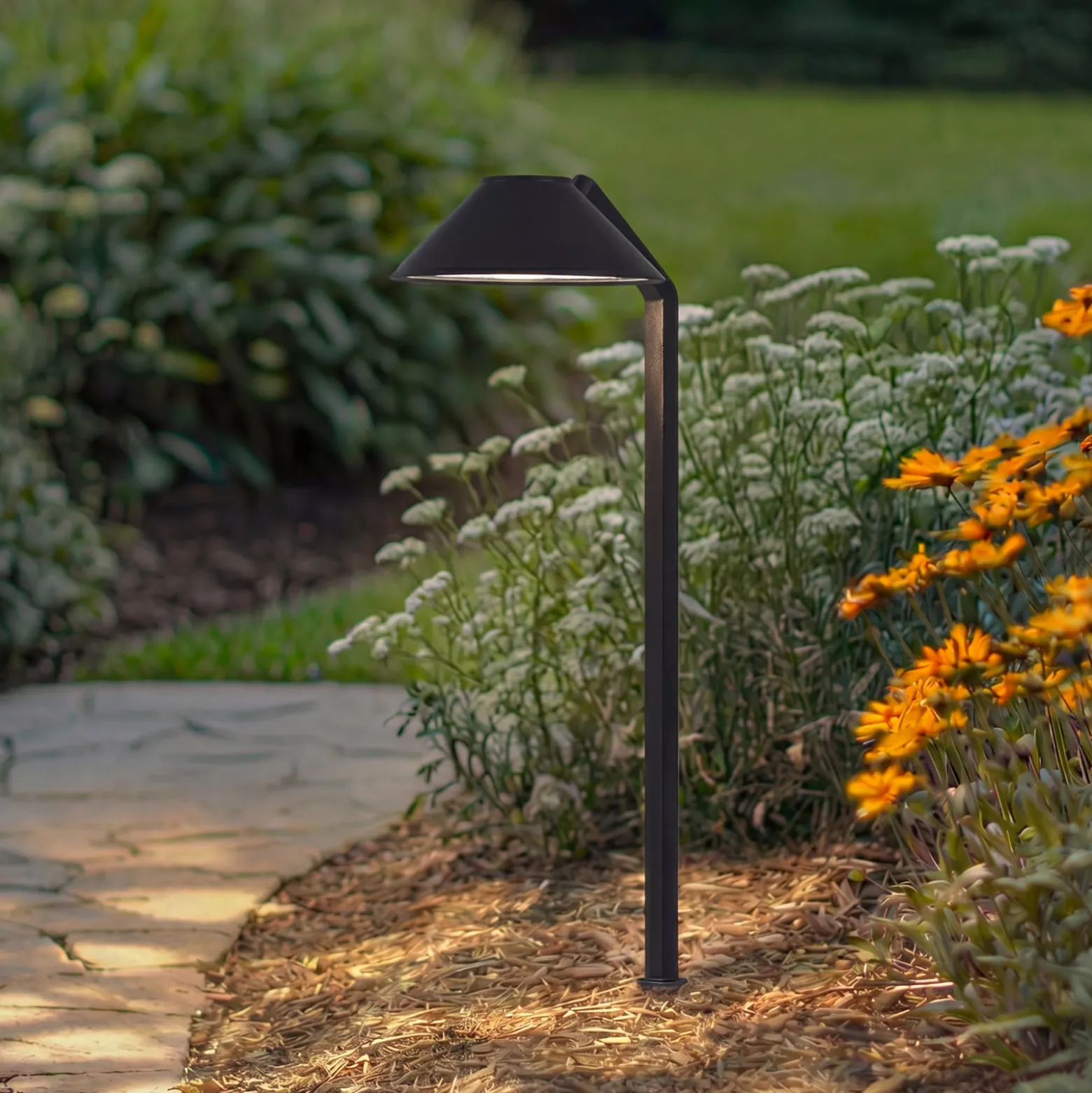 Lindby LED-Erdspießleuchte Capelo, schwarz, Metall, 77cm