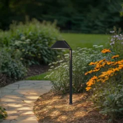 Lindby LED-Erdspießleuchte Capelo, schwarz, Metall, 77cm
