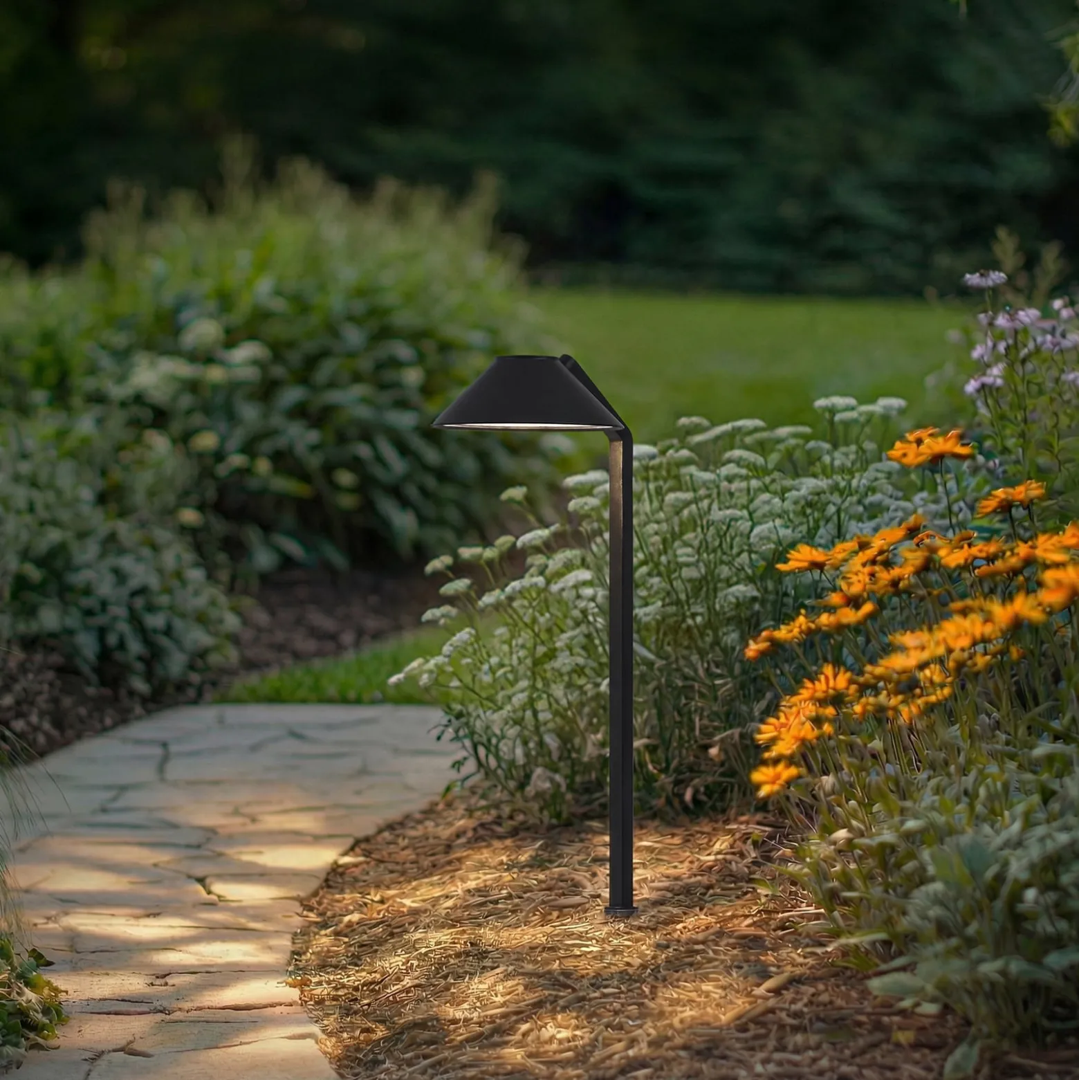 Lindby LED-Erdspießleuchte Capelo, schwarz, Metall, 77cm