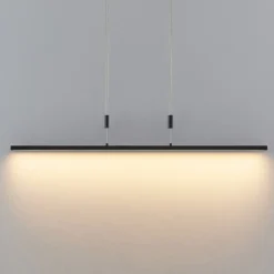 Lindby LED-Hängelampe Arneja, schwarz, CCT, höhenverstellbar