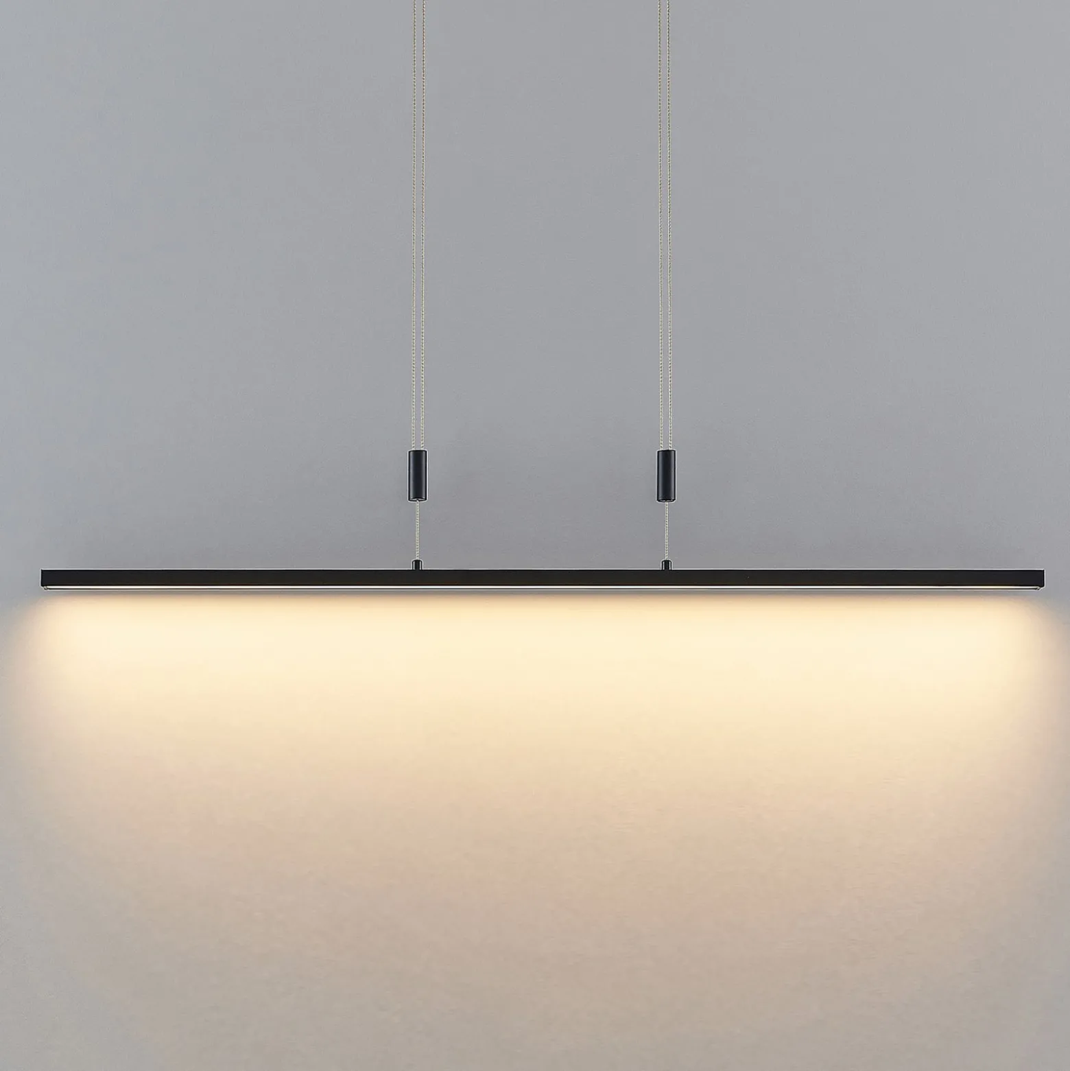 Lindby LED-Hängelampe Arneja, schwarz, CCT, höhenverstellbar