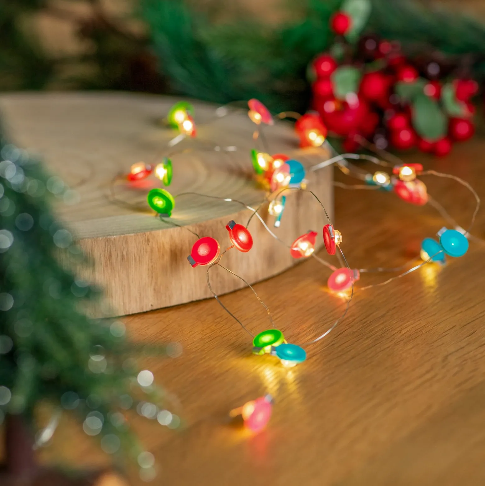 Lindby LED-Lichterkette Motje, Kugeln, rot, grün, 320 cm