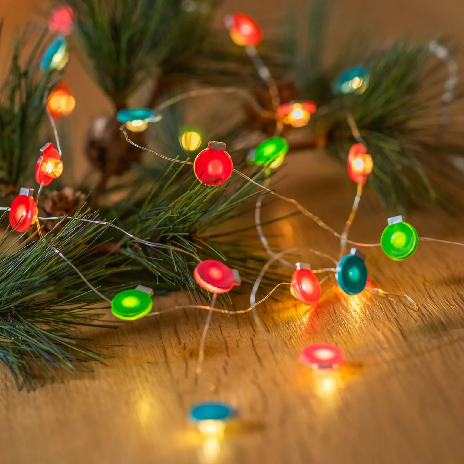 Lindby LED-Lichterkette Motje, Kugeln, rot, grün, 320 cm