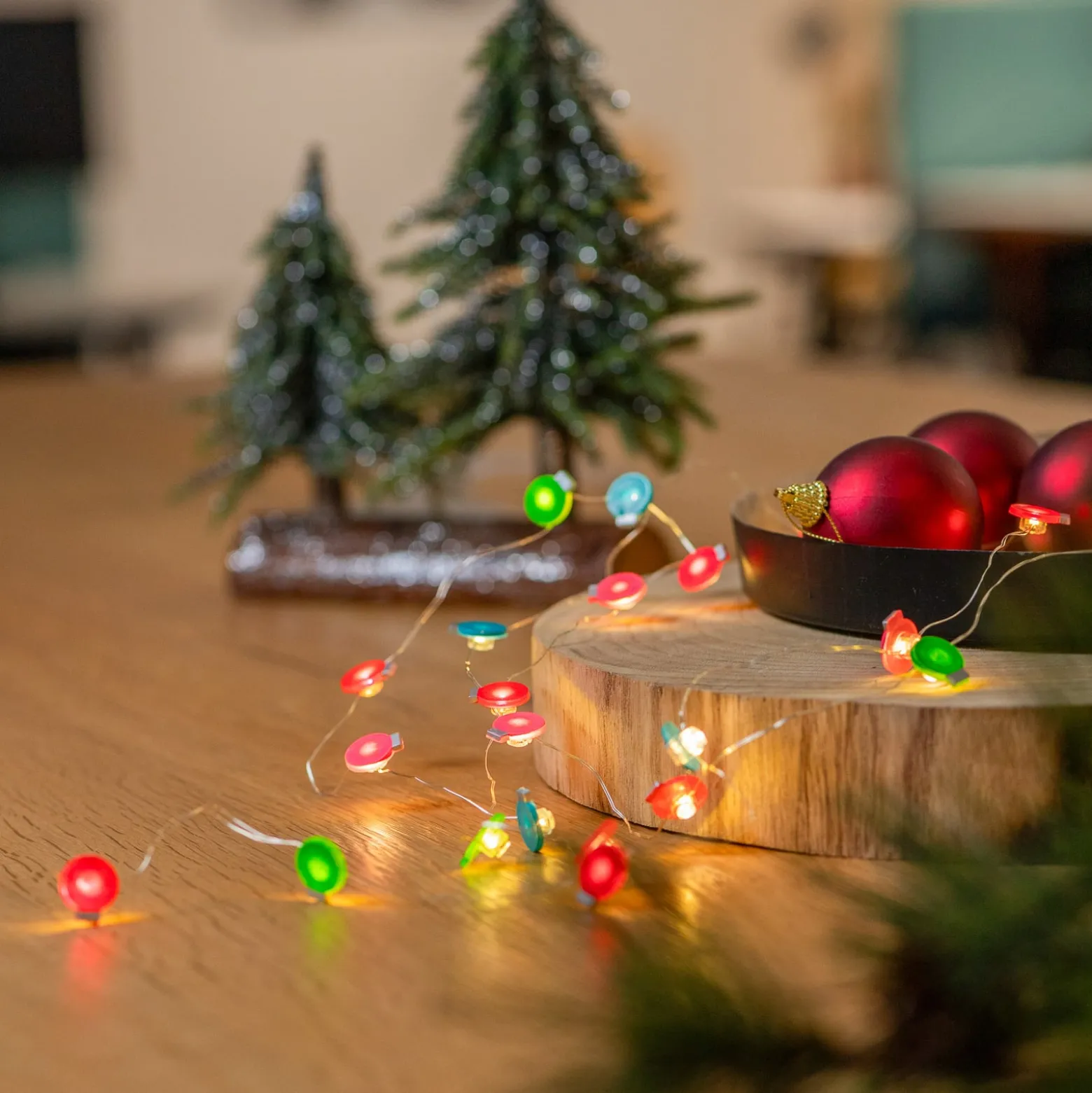 Lindby LED-Lichterkette Motje, Kugeln, rot, grün, 320 cm