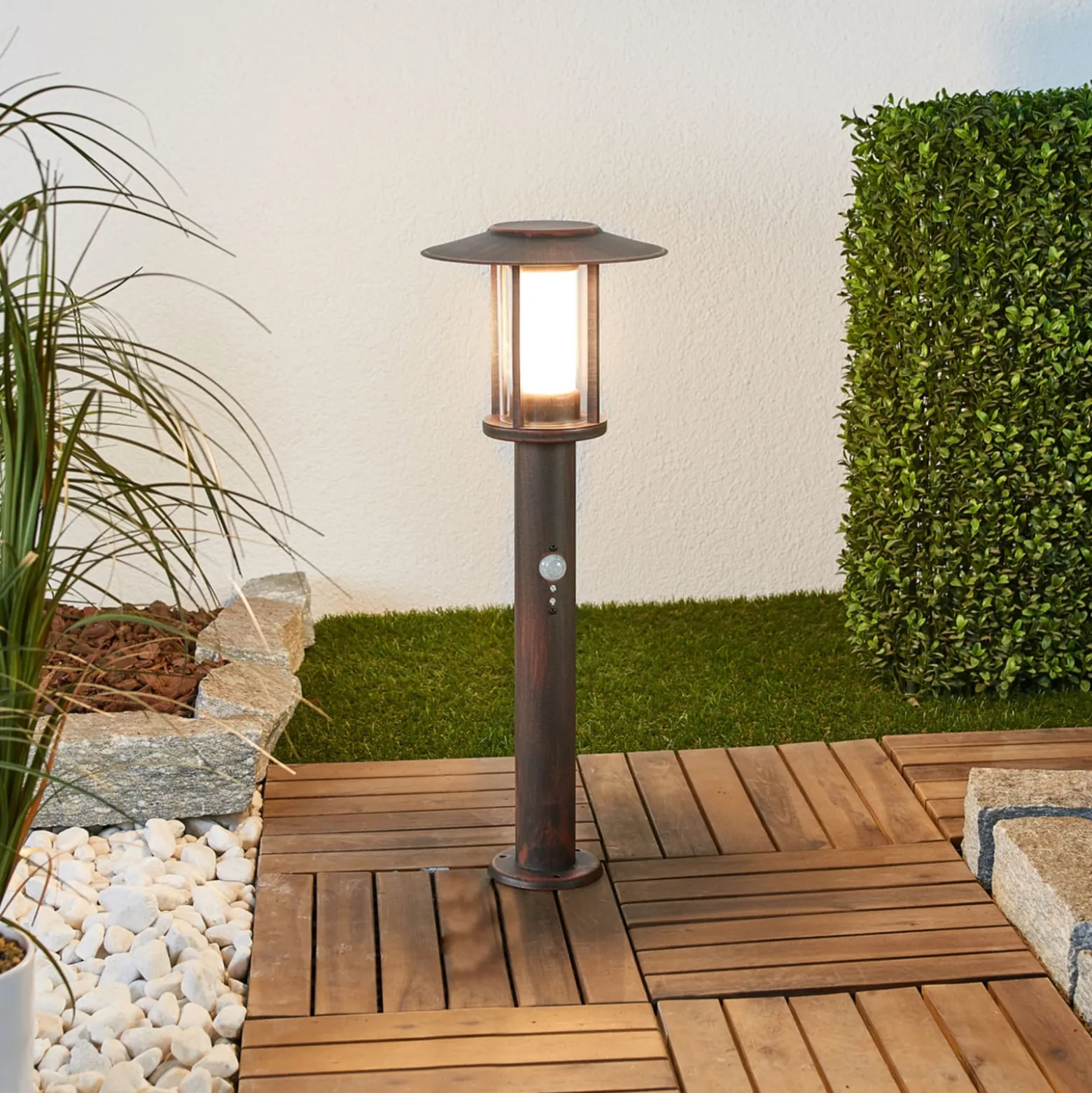 Lindby LED-Sockelleuchte Pavlos, 55 cm, rostfarben, Sensor