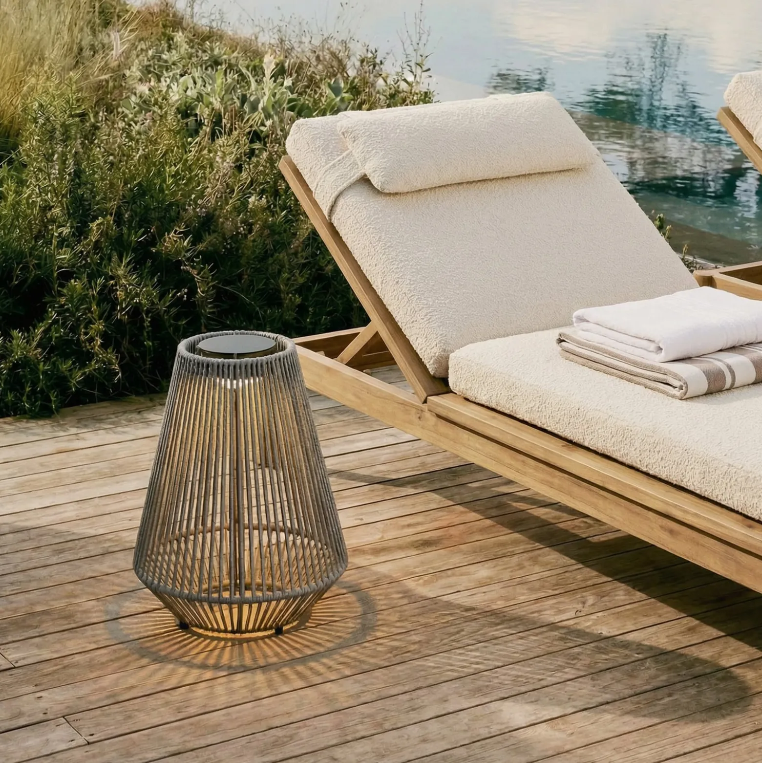 Lindby LED-Solarhängelampe Austas, grau, Ø 32 cm, USB, IP54