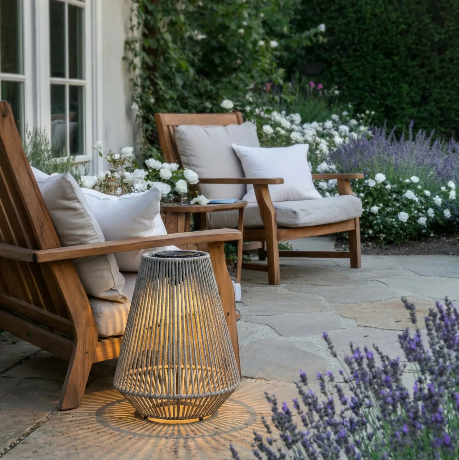 Lindby LED-Solarhängelampe Austas, grau, Ø 32 cm, USB, IP54