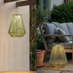 Lindby LED-Solarhängelampe Austas, grün, Ø 32 cm, USB, IP54