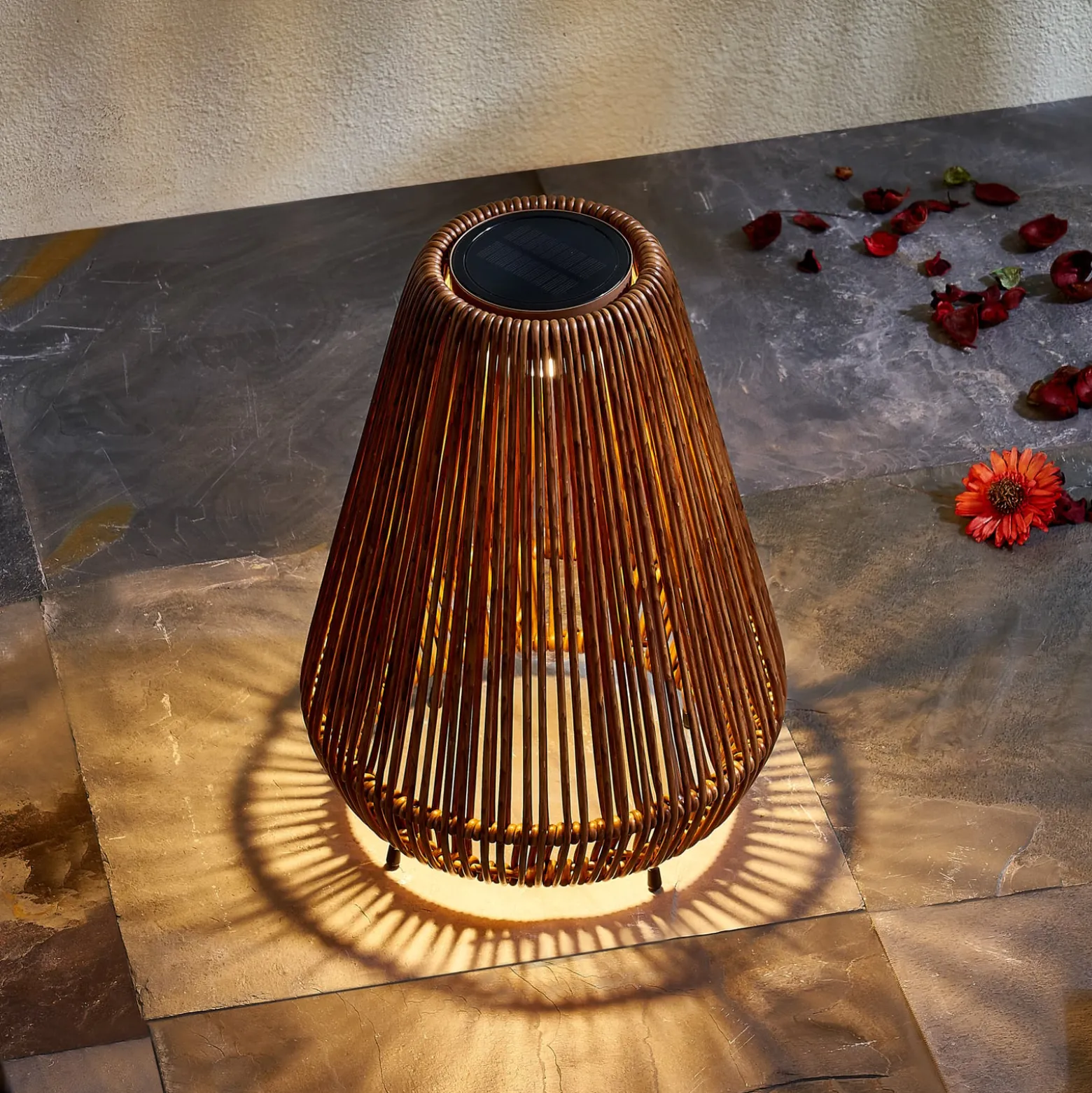 Lindby LED-Solarleuchte Amaria, Rattan, dunkel, Ø 27 cm