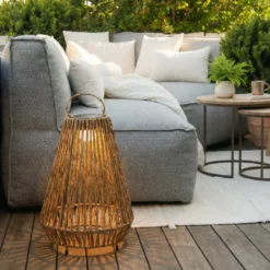 Lindby LED-Solarleuchte Amaria, Rattan, hell, Ø 27 cm
